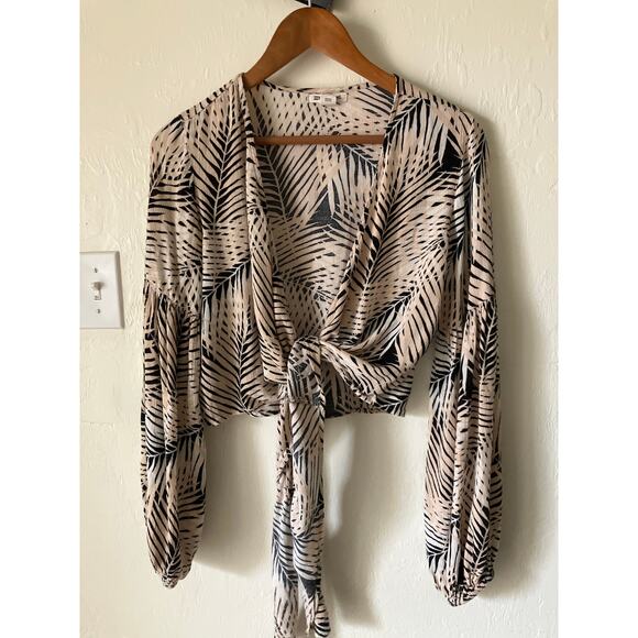 BILLABONG Breathe Light Woven Top Size Medium M Wrap Surfer Boho Crop Feminine - Picture 3 of 6